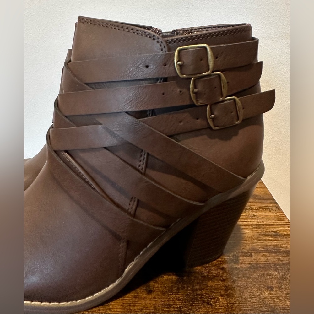 Journee Collection Womens Multi Strap Ankle Boots NWT Size 8 - Picture 2 of 8